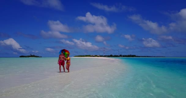 Hawaii Beach Couple Summer Travel Vacation Having Fun Tropical Destination — Stock videók