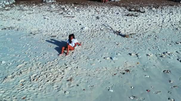 Femei Frumoase Care Stau Plaja Nisip — Videoclip de stoc