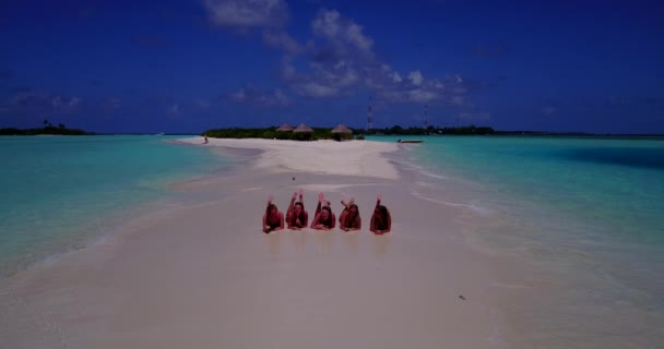 비키니를 여자들은 낙원같은 해변에서 장난을 칩니다 몰디브에서의 아름다운 이국적 — 비디오