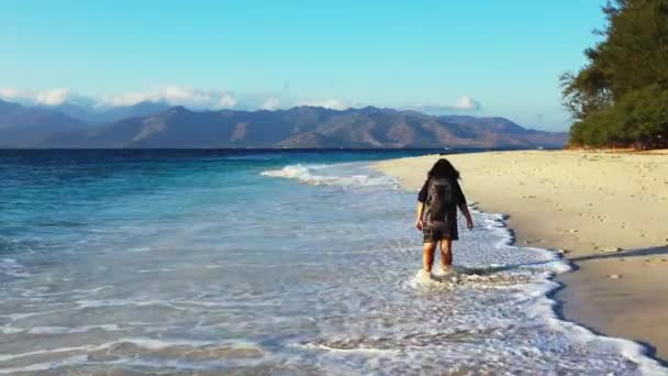 Junge Reisende Ufer Eines Tropischen Strandes — Stockvideo