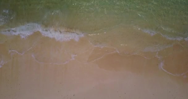 在岸上劈开透明的水 印度尼西亚巴厘的夏季海景 — 图库视频影像