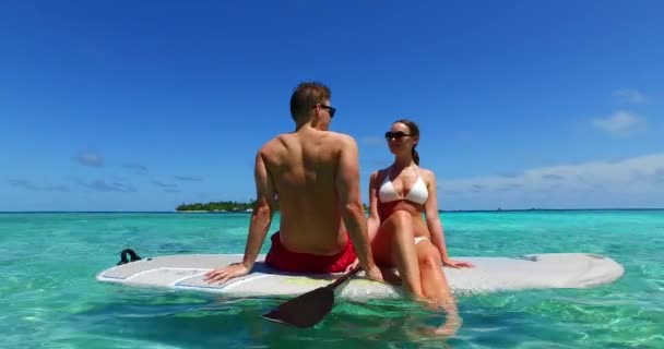 Молодой Человек Женщина Плавают Доске Серфинга Море Прекрасная Пара Отдыхает — стоковое видео