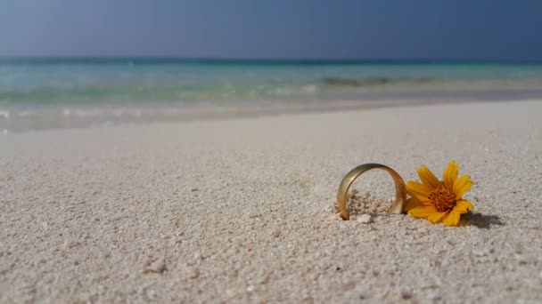 Bröllopsring Med Orange Blomma Stranden Sommaren Koppla Bali Indonesien — Stockvideo