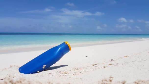Skin Lotion Plastic Bottle Beach Scenery Hawaii Usa — Stock Video