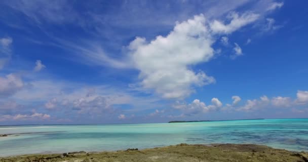 Fond de la mer avec ciel nuageux. Paysages marins estivaux aux Maldives, Asie du Sud.