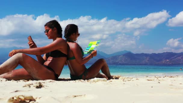 Dos Chicas Pasando Buen Rato Hablando Leyendo Folleto Playa Arena — Vídeo de stock