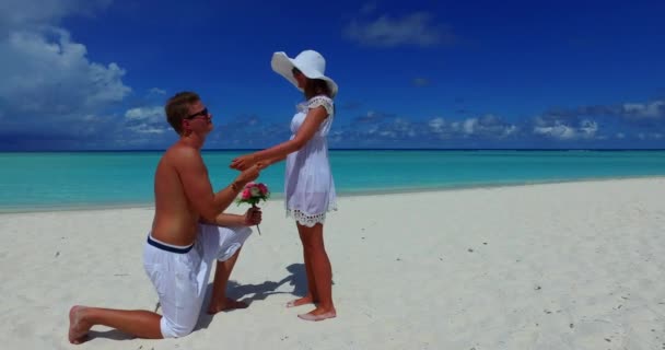 Romantica Bella Coppia Sulla Spiaggia Sabbiosa Dell Isola Tropicale Video — Video Stock