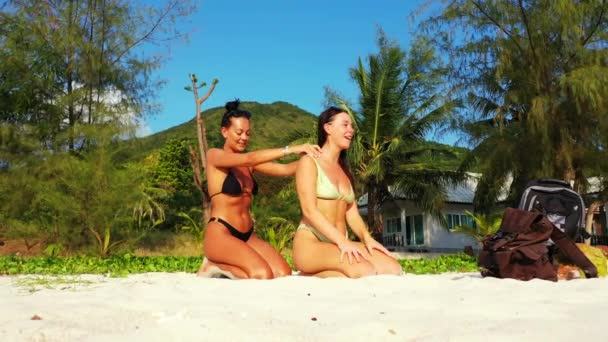 Duas Jovens Amigas Sentadas Costa Mar Arenoso Sundbathing Conversando Uma — Vídeo de Stock