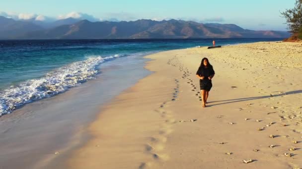 Жінка Рюкзаком Йде Пляжі — стокове відео