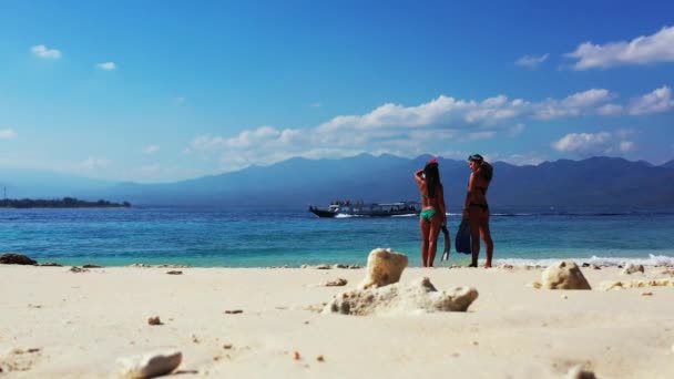 Letní Exotická Dovolená Ženy Relaxující Bílé Písečné Pláži Bali — Stock video