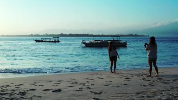 Belas Mulheres Jovens Fazendo Foto Praia Tropical — Vídeo de Stock
