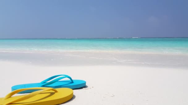 Yellow Blue Flip Flops Sandy Beach Viaje Verano Australia — Vídeos de Stock