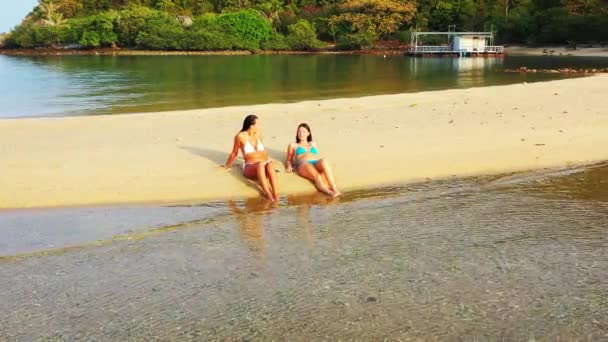 Deux Jeunes Amies Bikini Allongent Sur Côte Bronzant Parlant Belles — Video