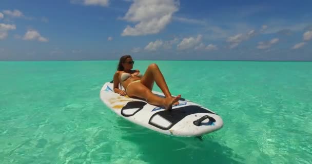 Vídeo Chica Atlética Tomando Sol Tabla Surf Balanceándose Sobre Las — Vídeo de stock