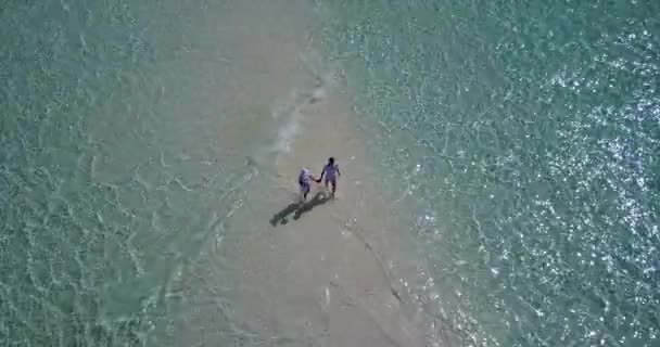 Pareja Romántica Playa Tropical — Vídeo de stock