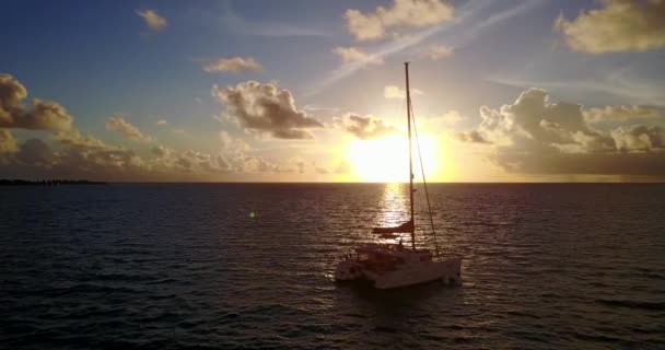 Balançando Barco Durante Pôr Sol Natureza Tropical Das Bahamas Caribe — Vídeo de Stock