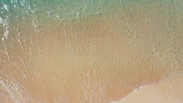 Vue rapprochée du littoral exotique avec des eaux claires et des vagues avec du sable blanc à midi en été. Vacances en Thaïlande, Asie.