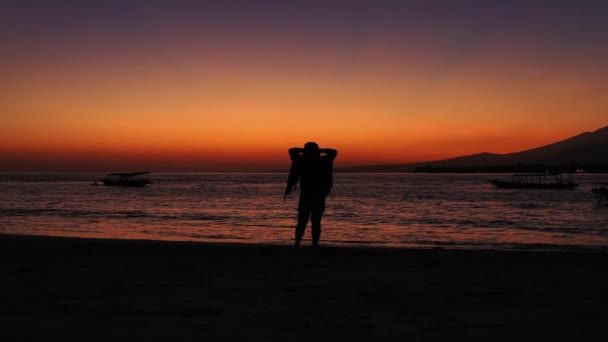 Silhouette Einer Frau Strand Bei Sonnenuntergang — Stockvideo