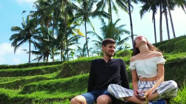 熱帯の島で休暇を楽しんでいる素敵な若いカップル 夏の旅行のコンセプト — ストック動画