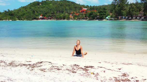 Fille Faire Yoga Sur Plage Sable Blanc — Video