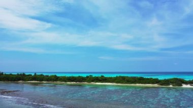 Mavi deniz manzaralı küçük yeşil adanın insansız hava aracı görüntüsü. Okyanusya 'daki Avustralya' ya egzotik seyahat.