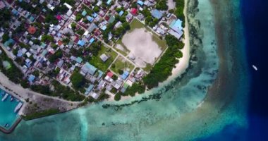 Küçük adadaki binaların havadan görünüşü. Avustralya, Okyanus Manzarası. 