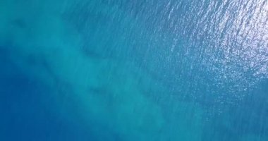 Dalgalı su yüzeyi. Barbados, Karayipler 'in tropik cenneti. 