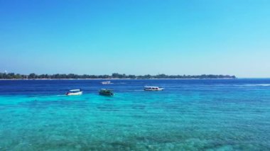Mavi denizde hareket eden yatlar ve küçük tekneler. Bora Bora 'da yaz tatili, Fransız Polinezyası.