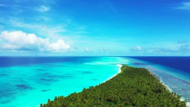 Canlı turkuaz deniz kenarı. Bora Bora 'da yaz tatili, Fransız Polinezyası.
