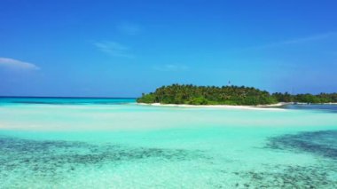 Okyanusya, Fiji 'nin doğal manzarası. Egzotik yeşil ada ve turkuaz mavi su manzarası.