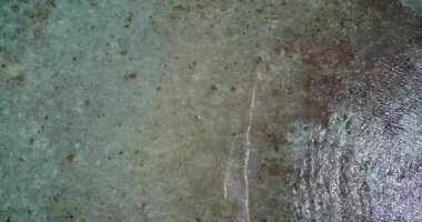 Sahil, şeffaf suyla. Tayland 'da yaz mevsimi.  