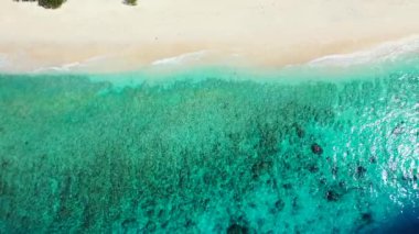 Gündüz sakin bir sahil şeridi. Malezya, Asya 'da yaz tatili.