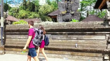 Yazın Asya tapınağında sırt çantalı romantik turistler, seyahat konsepti. 