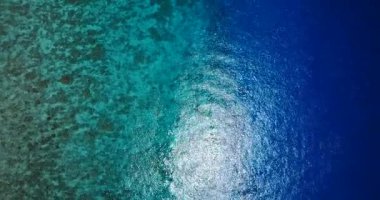 Hareket eden deniz dalgaları, doğal deniz gerilemesi. Endonezya, Bali 'deki Doğa Manzarası.  
