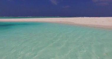 Dalgalanan sığ su ve koyu mavi gökyüzü. Barbados, Karayiplere Seyahat.