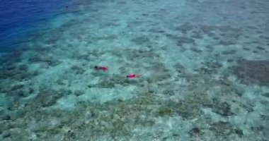 Mavi denizde şnorkelle yüzen turistler. Bali 'nin Idyllic doğası.