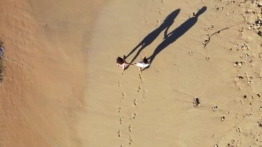 Genç ve güzel çiftin tropik adanın sahillerinde eğlenirken çekilmiş en iyi görüntü. 