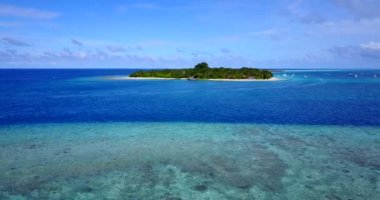 Güneşli deniz manzarası İHA 'dan izleniyor. Barbados, Karayipler 'e egzotik yolculuk.
