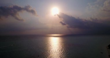 Deniz kenarında gün batımı. Tayland 'da yaz mevsimi.  