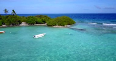 Küçük motorlu botlar kıyı şeridine yanaştı. Maldivler 'de yaz tatili.