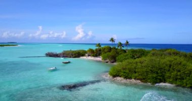 Sürat tekneleri küçük adaya yanaştı. Güney Asya 'da Maldivler Tatili.