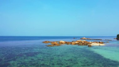 Güneşli sahil bölgesi. Endonezya, Bali 'deki egzotik manzara.  