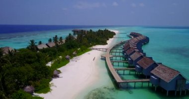 Lüks bungalovların ve saydam su yüzeyinin manzarası. Seyşeller Adası, Doğu Afrika 'da yaz tatili.