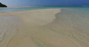 Sakin deniz suyuyla kıyı şeridi. Endonezya, Bali 'de tropikal tatilin tadını çıkarıyorum..