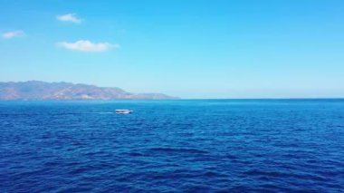 Güneşli bir günde doğal deniz manzarası. Filipinler, Asya 'da yaz tatili sahnesi. 