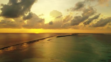 Deniz kenarında renkli bir gün batımı. Barbados, Karayipler 'e egzotik yolculuk.