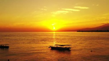 Deniz kenarındaki parlak altın saat. Endonezya, Bali 'de tropik tatil.    
