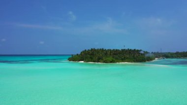 Turkuaz suyu olan yeşil ada manzarası. Barbados, Karayipler 'de tropik tatil.