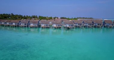 Tropik ada boyunca ahşap bungalovlar. Hawaii, ABD 'nin egzotik manzarası.