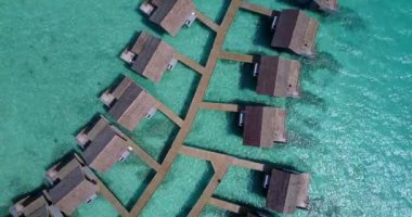 Lüks adadaki sıcak bungalovlar. Bora Bora 'da yaz tatili, Fransız Polinezyası.